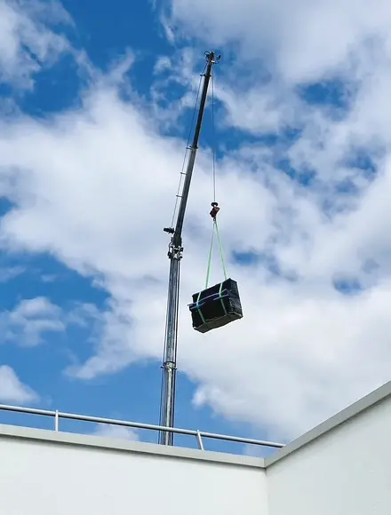 Transport de piano par grue